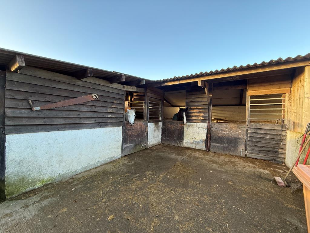 Lot: 43600 - DETACHED BUNGALOW WITH PLANNING FOR ADDITIONAL HOLIDAY LET - Stables